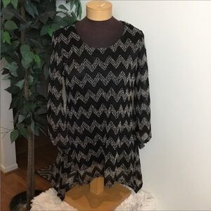 Notations top Womans Large black white zig zag patterned lined shark bit…